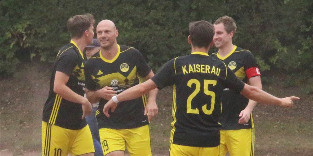 SuS Kaiseraus Torwarttrainer erzielt Fünferpack! Werden Sie der neue Marvin Schuster, Andreas Braun? Dieses Spiel wird SuS Kaiseraus Torwarttrainer Andreas Braun (2.v.l.) wohl noch lange in Erinnerung bleiben; nicht nur weil er überhaupt spielte und noch dazu auf ungewohnter Position − er erzielte auch einen Fünferpack.
