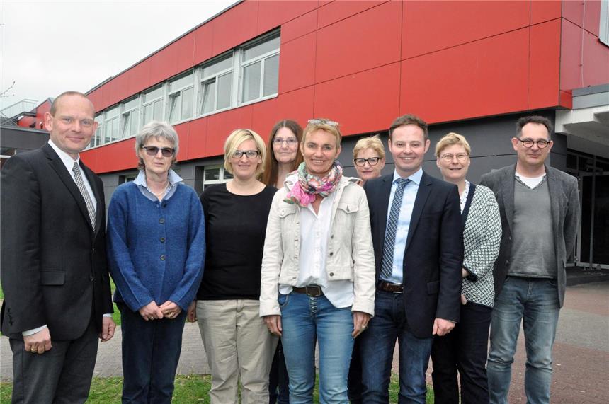 Dieses Team arbeitet hart an der "Neuen Schule Dorsten" (v.l.): Hermann Twittenhoff (Gesamtschule Wullfen), Margarete Kannengießer (v .Ketteler-Schule), Daniela Kasche (Dietr.-Bonhoeffer-Schule), Michaela Büschemann (Paul-Spiegel-Berufskolleg), Susanne Bender (Erich-Klausener-Schule), Susanne Diericks (Schulamt), Lars Ehm (Schuldezernent), Daniela Faude (Gymnasium Petrinum) und Stefan Eulering (Paul-Spiegel-Berufskolleg). Nicht mit im Bild Prof. Werner Springer (Moderator).