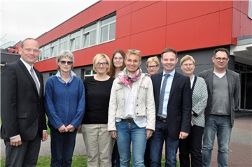 Dieses Team arbeitet hart an der "Neuen Schule Dorsten" (v.l.): Hermann Twittenhoff (Gesamtschule Wullfen), Margarete Kannengießer (v .Ketteler-Schule), Daniela Kasche (Dietr.-Bonhoeffer-Schule), Michaela Büschemann (Paul-Spiegel-Berufskolleg), Susanne Bender (Erich-Klausener-Schule), Susanne Diericks (Schulamt), Lars Ehm (Schuldezernent), Daniela Faude (Gymnasium Petrinum) und Stefan Eulering (Paul-Spiegel-Berufskolleg). Nicht mit im Bild Prof. Werner Springer (Moderator).