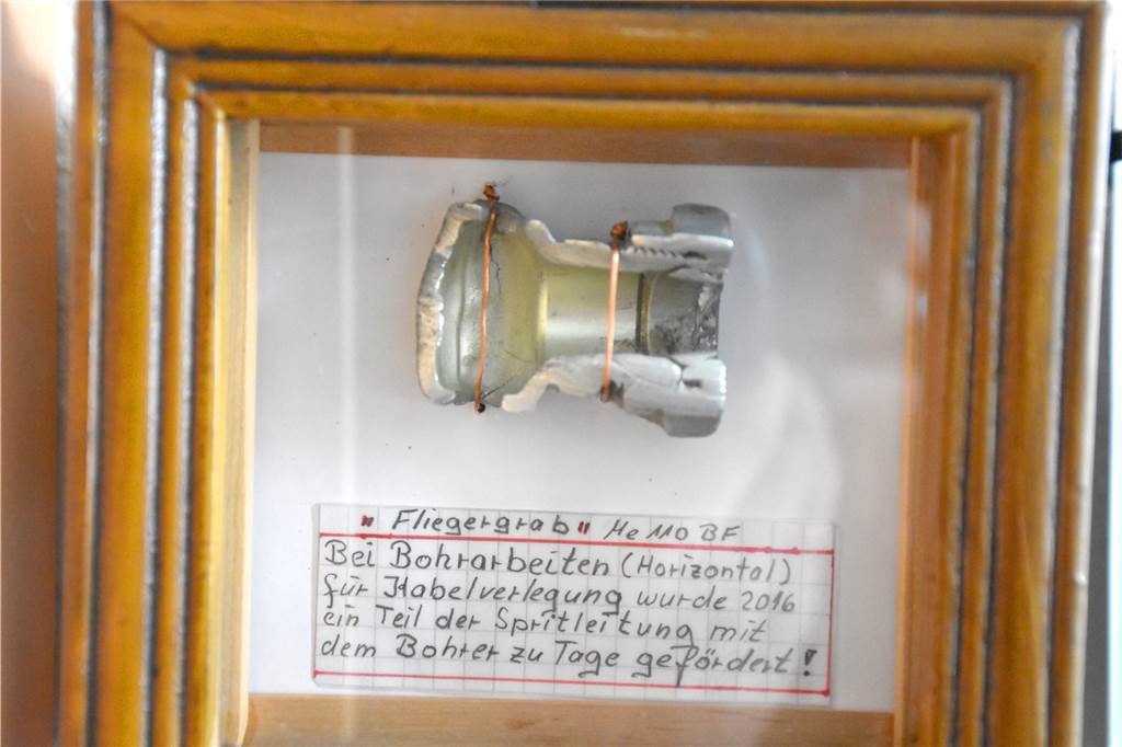 Heimatverein hat Schicksal von Albrecht Risop schon lange dokumentiert Dieses Trümmerstück der abgestürzten Messerschmitt BF110 – vermutlich ein Teil der Treibstoffleitung – kam 2016 bei Bohrungen auf dem Acker wieder zum Vorschein.