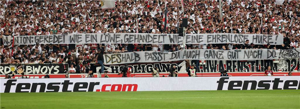Banner, Sprechchöre, Pfiffe: So wird BVB-Profi Waldemar Anton empfangen Banner mit Aufschrift an Waldemar Anton.