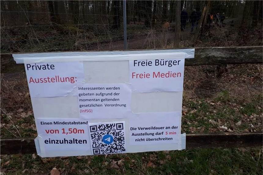 Querdenker-Plakate hängen im Raesfelder Tiergarten Dieses und weitere Plakate sind im Raesfelder Tiergarten aufgehängt worden.