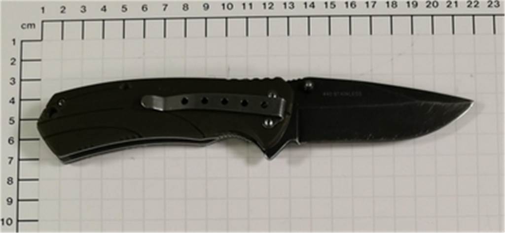 Betrunkene Minderjährige mit Messer flüchten vor der Polizei Dieses verbotene Messer führte ein angetrunkener 17-Jähriger mit sich, der zuvor im RE1 negativ auffällig geworden war.
