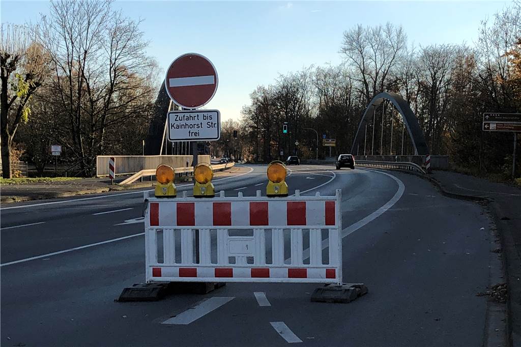 B235 wochenlang gesperrt: Henrichenburger Landwirte sind empört Dieses Verkehrsschild ist nach Angaben von Birgit Klöcker das einzige, das auf die Sperrung hinweist.