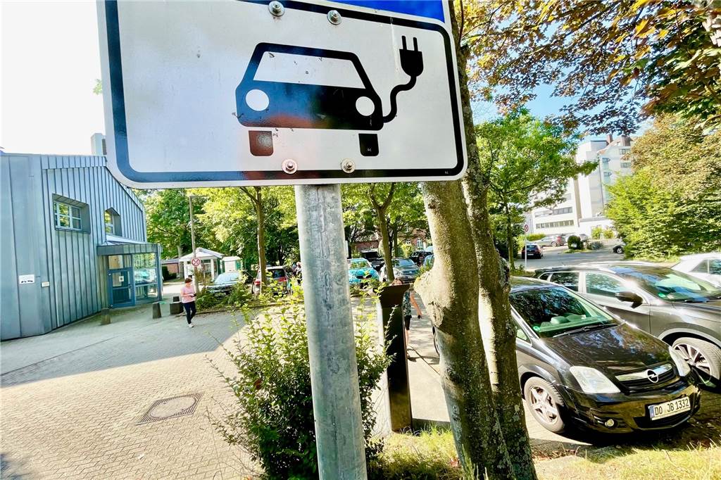 Ein E-Parkplatz ohne Ladesäule? Autofahrer über „Sperrfläche“ genervt Dieses Verkehrszeichen deutet nicht auf eine Ladestation hin, sondern lediglich auf ein E-Fahrzeug.