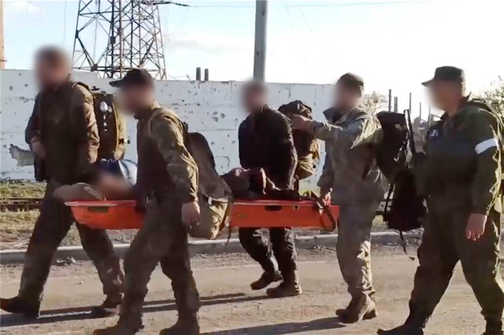 Austausch, Gefängnis oder Todesstrafe: Was droht den gefangenen Azovstal-Soldaten? Dieses vom Pressedienst des russischen Verteidigungsministeriums und über AP zur Verfügung gestellte Videostandbild zeigt nach Angaben des Pressedienstes des russischen Verteidigungsministeriums ukrainische Soldaten, die einen verwundeten Kameraden tragen, während sie aus dem belagerten Stahlwerk Azovstal evakuiert werden.