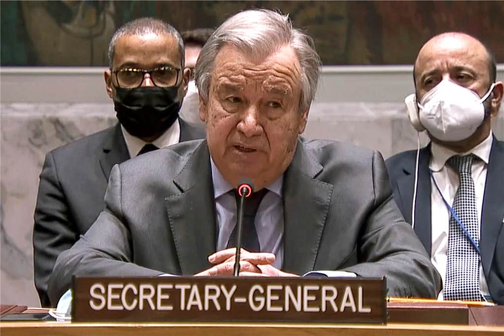 Dieses von den Vereinten Nationen zur Verfügung gestellte Foto zeigt den Generalsekretär der Vereinten Nationen, Antonio Guterres, der während einer Dringlichkeitssitzung des UN-Sicherheitsrats zur Situation in der Ukraine spricht. 
