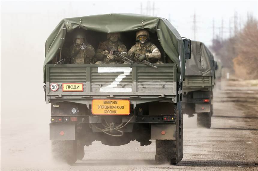 „Auf den Sieg“: Wie das Z zu Russlands Kriegssymbol wurde Dieses von der russischen Staatsagentur Tass verbreitete Bild zeigt Uniformierte auf dem Weg zum Kontrollpunkt Perekop die auf der Ladefläche eines Lastwagens sitzen auf den ein weißes Z aufgemalt ist.