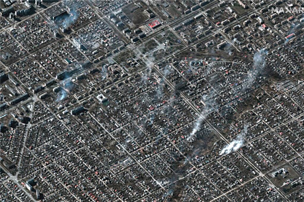 Quarzwerke in Haltern, Ukraine und Russland: Produktion steht teilweise still Dieses von Maxar Technologies zur Verfügung gestellte Satellitenbild zeigt brennende Gebäude im Bezirk Livoberezhnyi, Mariupol, Ukraine.