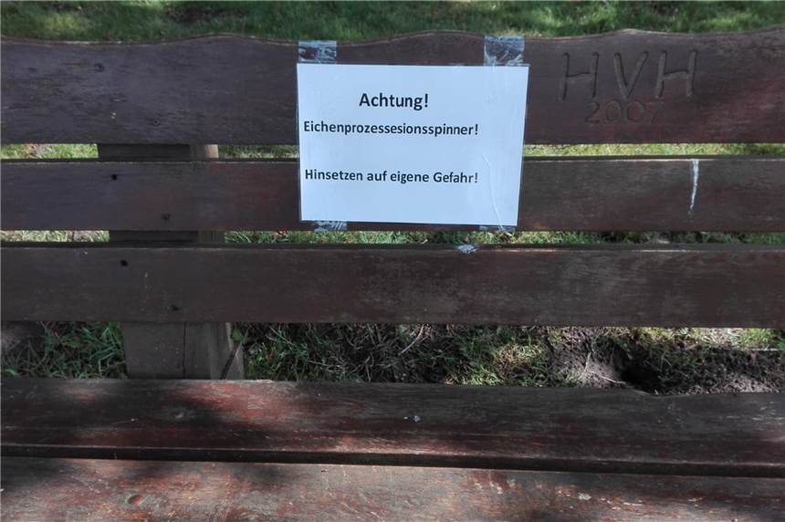 Die gefährliche Raupe treibt in der Gemeinde Ascheberg wieder ihr Unwesen Dieses Warnschild wurde in der Nähe vom Schloss Westerwinkel an einer Bank angebracht.