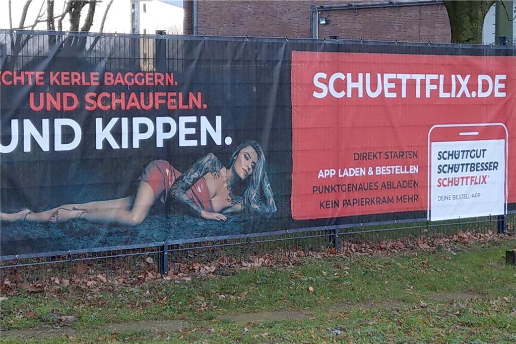 Sexy oder Sexismus? Sophia Thomalla sorgt an der Stadtgrenze für Zündstoff Dieses Werbebanner vermieste im Januar einer Lünenerin die Stimmung.