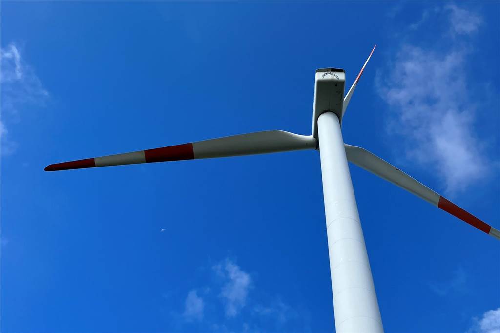 Auf einem Windrad arbeiten: Was macht macht man als Servicetechniker von Windkraftanlagen? Dieses Windrad in Hamm ist 60 Meter hoch