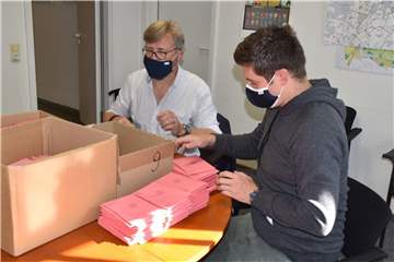 Diesmal besonders aufwändig: Die Bearbeitung der zahlreichen Briefwahlstimmen. Hier bei der Sortierung am Wahlabend im Rathaus. 