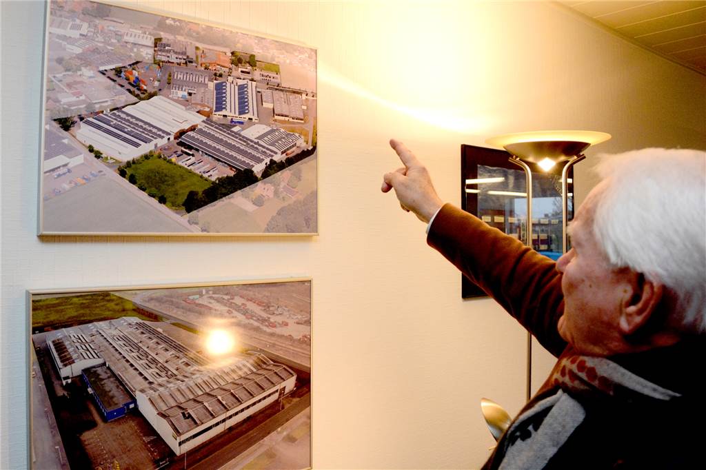 Dieter Bauer erhält Preis von Münsterland Zeitung und Sparkasse Westmünsterland Dieter Bauer mit Fotos von seinen Unternehmensstandorten.
