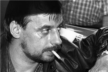 Dieter Degowski am 18.08.1988 mit einer Waffe in der Hand. Foto: Hartmut Reeh/Archiv