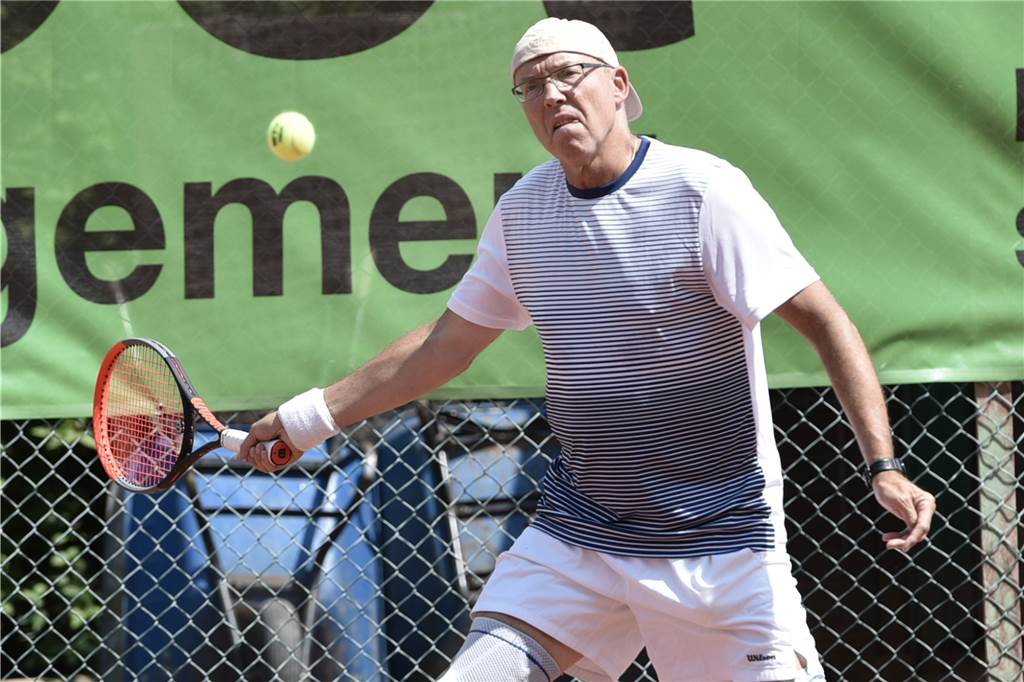 Schläger gegen Schläger anstatt Umarmung bei Tennis-Senioren Dieter Düwel (TC Castrop 06) traf in Düsseldorf unverhofft auf den Weltranglisten-Ersten seiner Altersklasse.