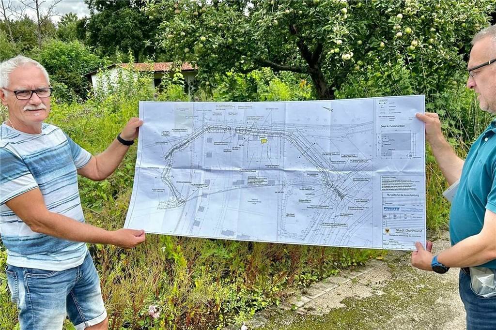 Das Jahr 2023 in Aplerbeck: Aufregende Neuerungen und traurige Momente Dieter Ernst (l.), seit 40 Jahren Mitglied der Kleingartenanlage „Im Massbruch“, und Carsten Moch, erster Vorsitzender, mit einem Plan: Der besteht seit nunmehr Jahren - und wird nicht umgesetzt