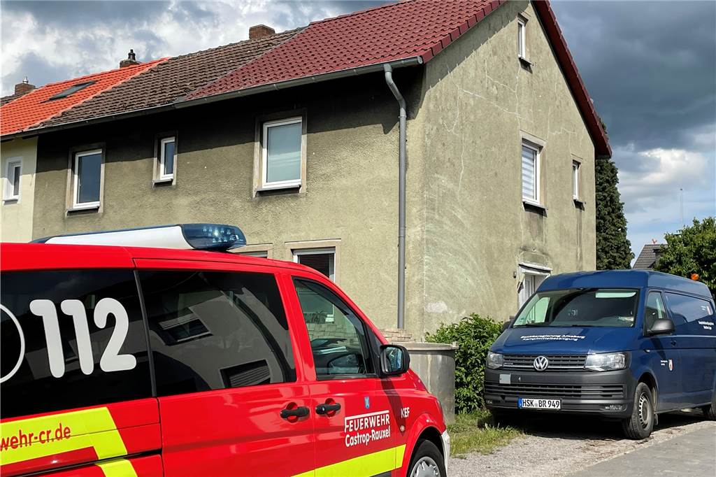 Blindgänger in Castrop-Rauxel: Bombe in 4,5 Meter Tiefe entschärft Dieter Gerth von der Stadtverwaltung und der Bombenbeseitigungsdienst Schollenberger inspizieren die Stelle im Garten eines Reihenhauses an der Waldenburger Straße, wo der Blindgänger schon vor rund zwei Wochen mithilfe von Luftbildern vom Kriegsende gefunden wurde.