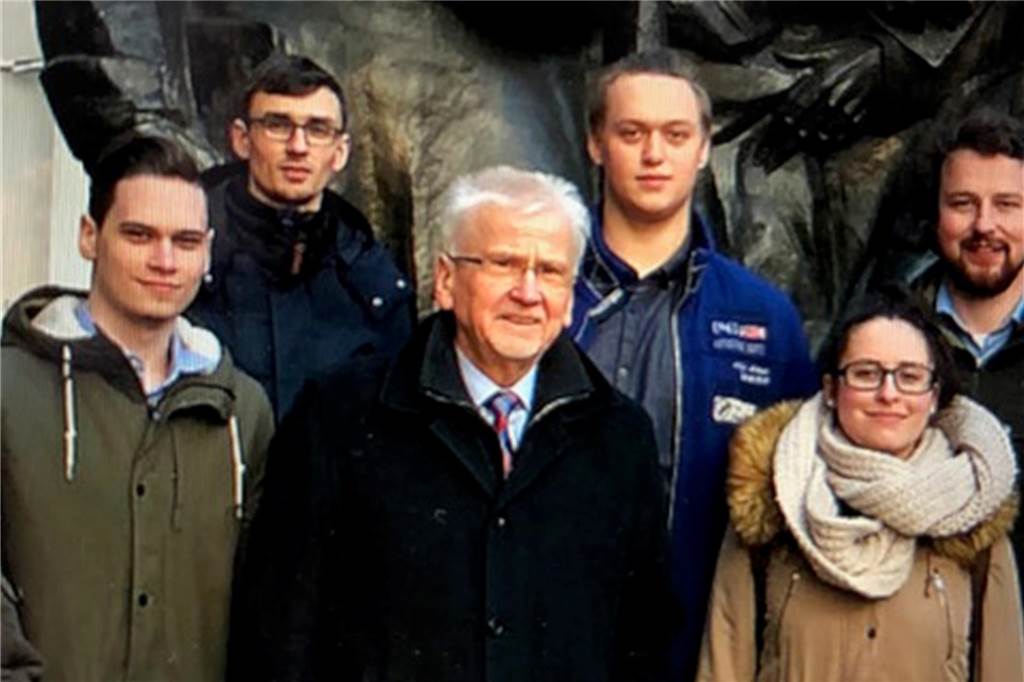Dieter Grasedieck gemeinsam mit deutschen Studenten bei einer Konferenz an der Babes-Bolyai-Universität in Klausenburg, Rumänien
