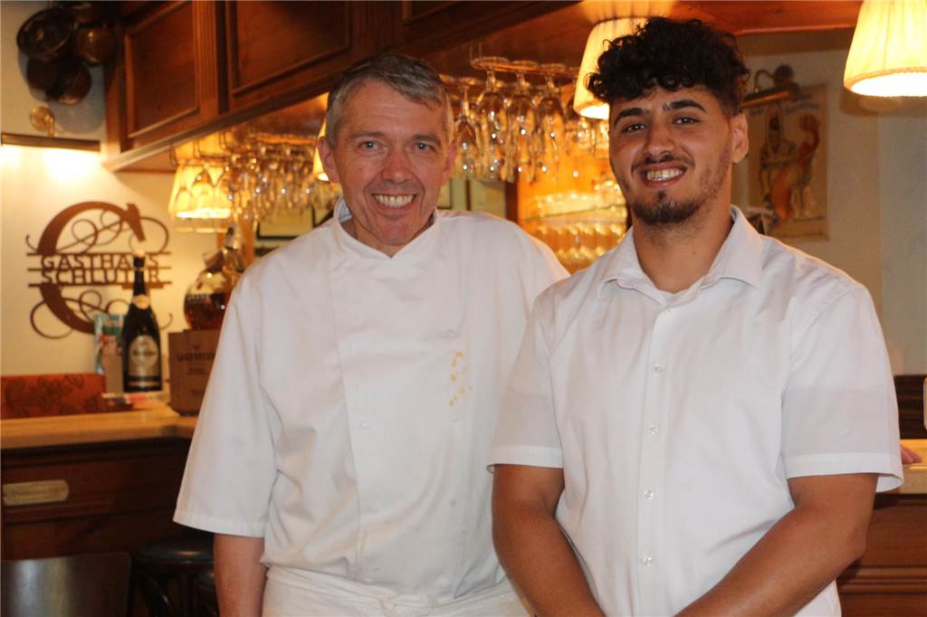 Soufiane Sadek meistert Ausbildung im Gasthaus Schlüter Dieter Hintemann und Soufiane Sadek