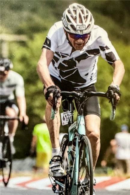 Silber bei „Rad am Ring“: „Mich zu fordern, hält mich einfach jung“ Dieter Jung aus Dortmund-Berghofen fährt mit seinem Rennrad.