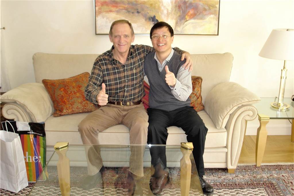 200 Schutz-Masken aus China kommen nach Wochen in Dortmund an Dieter Jung und Shenquan Chen im Wohnzimmer der Familie Jung in Berghofen