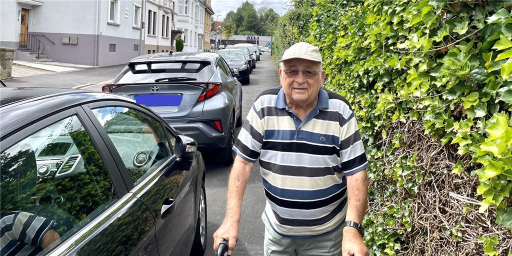Dieter Kalyta kommt mit seinem Rollator nur knapp an den parkenden Autos vorbei, und das auch erst, seit die Hecke beschnitten wurde.