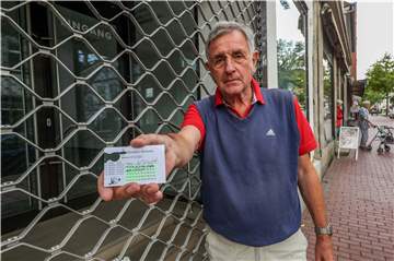 Dieter Kraft gehört zu den Leidtragenden der Wäscherei-Pleite - hier vor der geschlossenen Filiale in Hombruch. Auf seiner Hemden-Abokarte hat er noch ein Gutachten von 50 Euro.