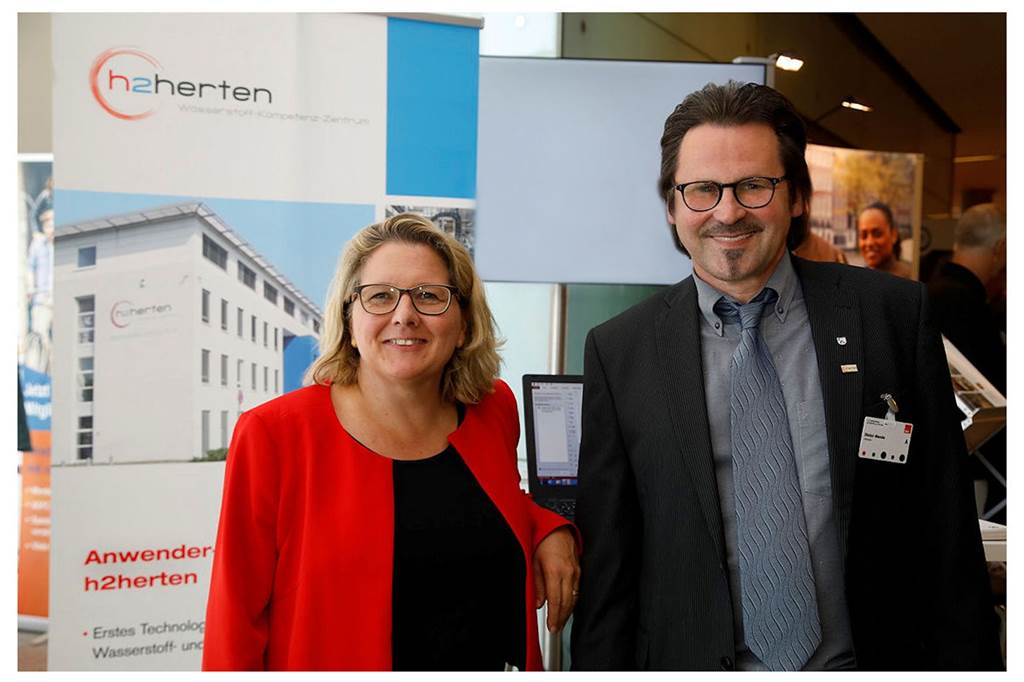 Wasserstoffstadt: 4.100 Haushalte in Dorsten sind Pioniere der Energiewende Dieter Mende, hier mit Bundesumweltministerium Svenja Schulze, ist in Politik und Wirtschaft gut vernetzt und macht die Arbeit des Wasserstoffzentrums H2 Herten öffentlich.
