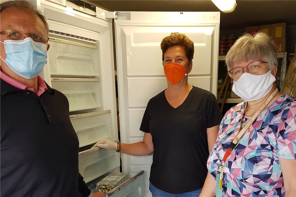 Tafel in Selm: Große Resonanz am Tag der Wiederöffnung und ein Neuzugang Dieter Niechcial, Andrea Preuß und Heike Hoppe (v.l.) freuen sich über den neuen Kühlschrank.