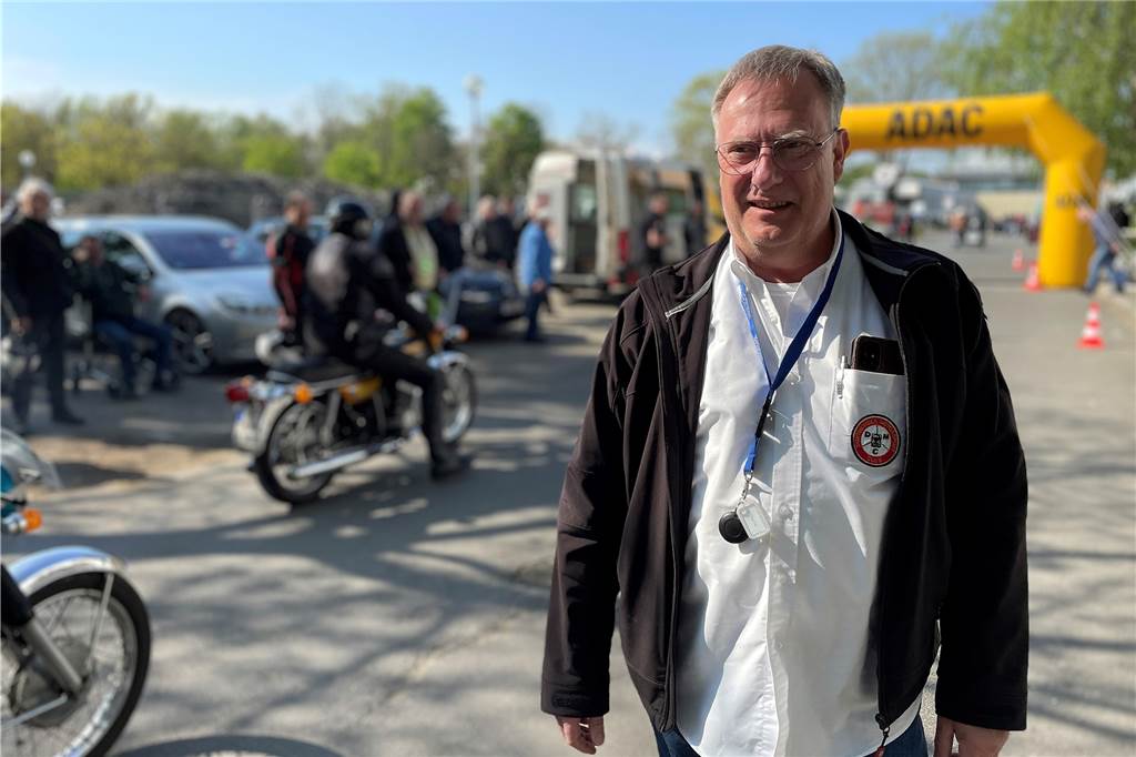 Motorrad-Dinos begeistern Hans Blumensaat: 75 knatterten durch die Region Dieter Stüwe, Vorsitzender des Dortmunder Motorsport-Clubs, war froh, mal wieder eine Veranstaltung in Dortmund stattfinden lassen zu können.