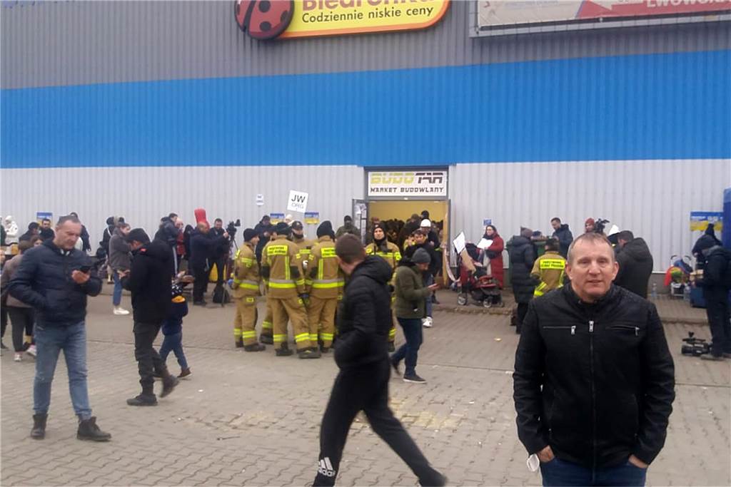 Flucht nach Lünen: Familien aus der Ukraine entkommen Putins Hölle Dieter Vogel an der Sammelstelle kurz vor der Grenze zur Ukraine. "Die Beamten hier machen einen tollen Job", lobt der Lüner.