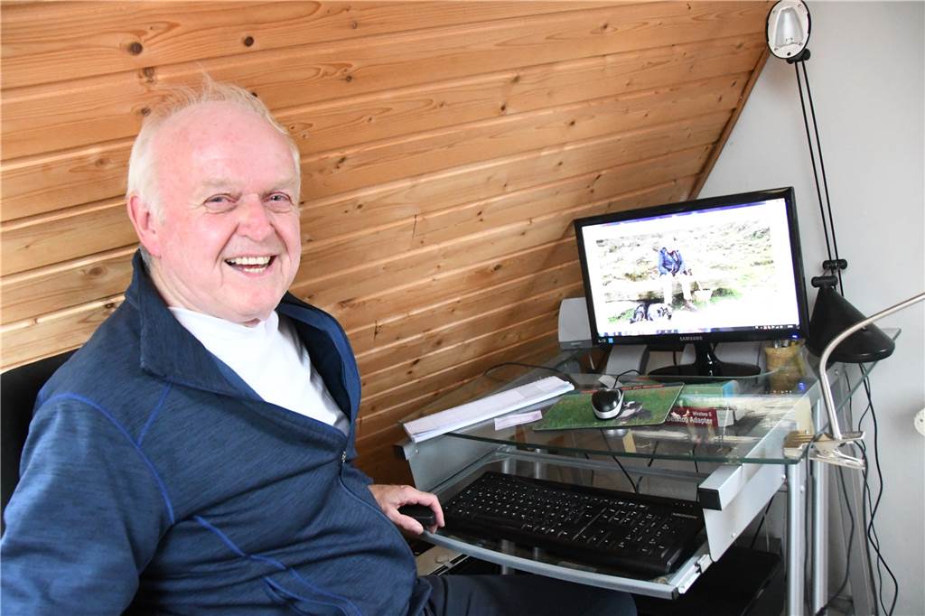 Diethelm Textoris am Computer. Hier schreibt der 76-Jährige seine Artikel für unser Medienhaus.