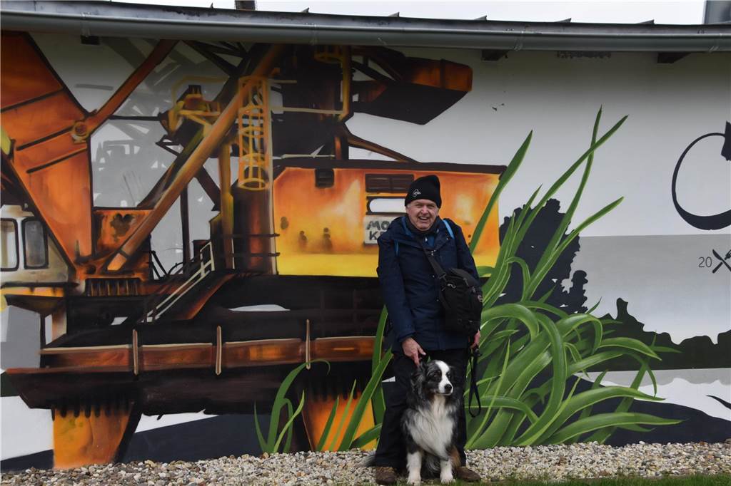 Diethelm Textoris und Cooper vor dem Graffiti Kunstwerk am Café Seepark.