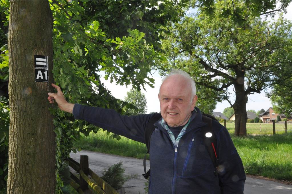 Wander-Experte rät: Wege vor der eigenen Haustür sind reizvoll Diethelm Textoris zeigt eine der Beschilderungen des Weges in Brambauer, damit sich die Wanderer zurecht finden.