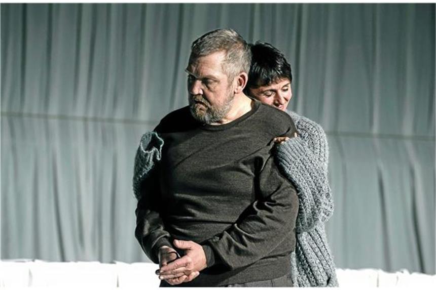 „Tatort“-Kommissar Dietmar Bär gefeiert Dietmar Bär und Bettina Engelhardt spielen das trauernde Paar in der Bochumer Produktion »Gift«.