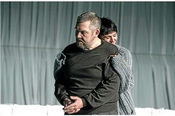 Dietmar Bär und Bettina Engelhardt spielen das trauernde Paar in der Bochumer Produktion »Gift«. 