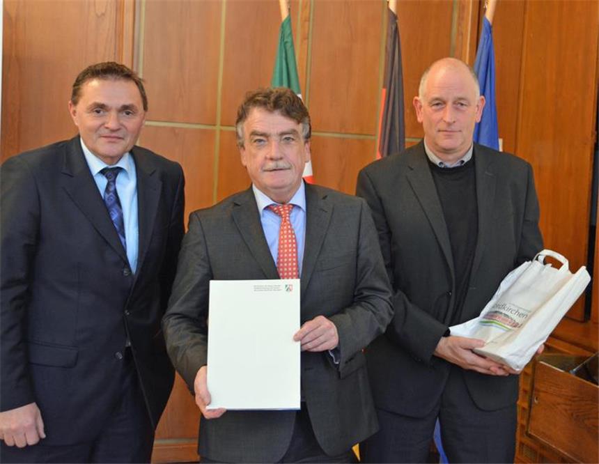 Nordkirchen erhält 30.000 Euro für Vorzeigeprojekt Dietmar Bergmann, Nordkirchens Bürgermeister, sein Stellvertreter Josef Klaas (r.) mit Minister Michael Groschek (M.)
