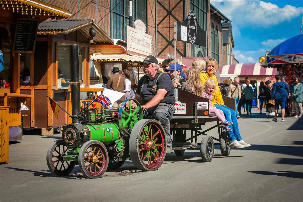 Steampunk, Artistik, Dampfmaschinen: Die Nostalgiekirmes in Bildern Dietmar Berndt (57) mit seinem Lokomobil.