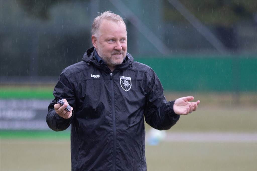 Mädchenfußball boomt – auch beim PSV Bork Dietmar De Sacco steht selbst regelmäßig als Coach auf dem Platz. Der Geschäftsführer des PSV Bork trainiert die B-Juniorinnen.
