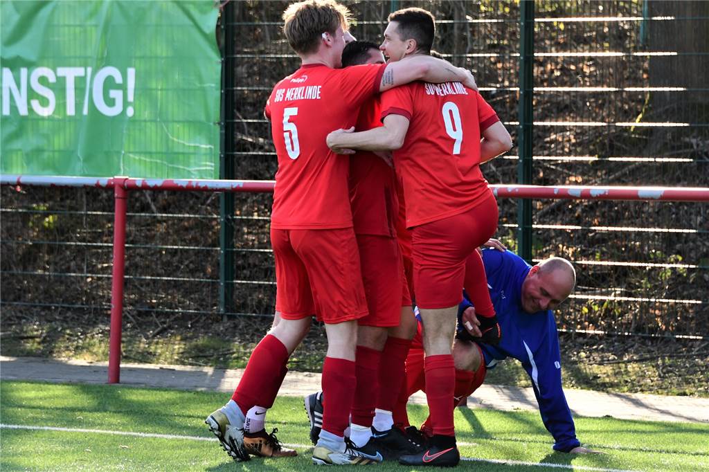 Merklindes Matchwinner Kresic holt sich Prämie direkt beim Torjubel ab Dietmar Gaida (blauer Pullover) wollte Torschütze Niko Kresic (Nummer 9) nach seinem zweiten Treffer eigentlich die Schuhe putzen, wurde aber von der Merklinder Jubel-Traube überrannt.