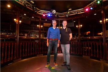Dietmar Herbers und Markus ven der Buss im "Big Ben". Sie beanspruchen für ihr Lokal den Titel "älteste aktive Discothek Deutschlands".