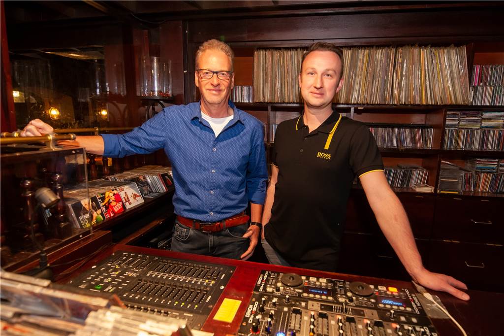 Big Ben: „Deutschlands älteste aktive Disco steht in Ottenstein!“ Dietmar Herbers und Markus ven der Buss (v.l.) am Mischpult. Die Musik wird heute digital abgespielt, die Platten und CDs im Regal kommen nur noch selten zum Einsatz.