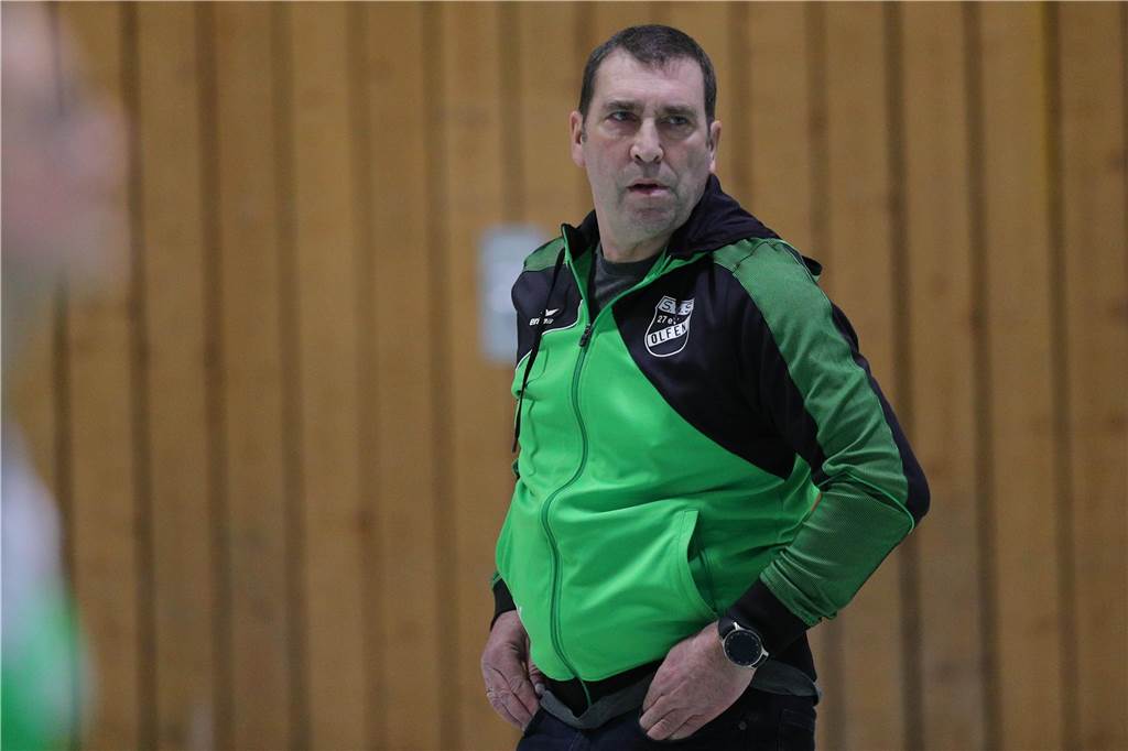 Dietmar Köhler, Trainer der Volleyballerinnen des SuS Olfen, schaut zur Seite.