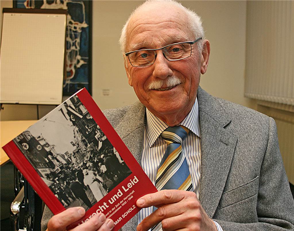 Soldaten in Mädchenschule: Vor 100 Jahren marschierten die Franzosen ein Dietmar Scholz im Januar 2014 mit seinem letzten Buch. Der einstige Rektor des EBG starb 2014. Er war begnadeter und eifriger Heimat-Geschichtsschreiber.