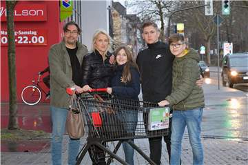 Dietmar und Silke Glahn (v.l) und ihre Kinder Luna (12), Luca (17) und Mika (13) leben gerne in Lünen-Süd. Sie schätzen auch die gute Nahversorgung.