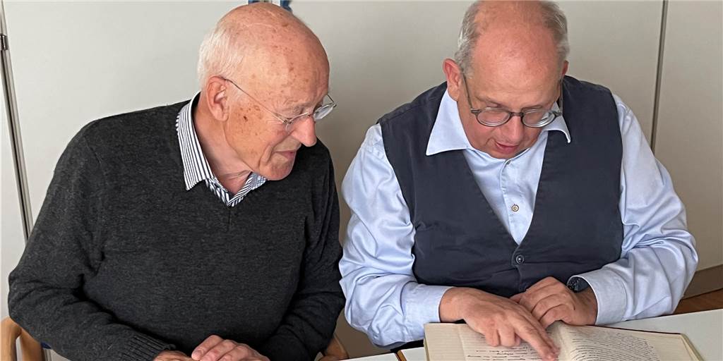 Kirche in Olfen wird 70: „Als wir Gottesdienste im Restaurant feierten“ Dietmar Wittekind (l.) und Olfens Pfarrer Torsten Melchert studieren die Chroniken der Gemeinde. Die Christuskirche feiert in diesem Jahr 70-jähriges Jubiläum.