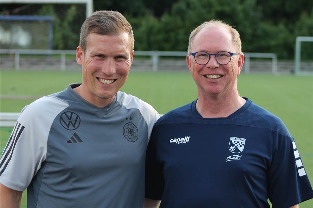 Hannes Wolf zu Gast beim SuS Rünthe: „Ziel sollte immer die Entwicklung von individuellen Qualitäten“ Dietmar Wurst (rechts) freute sich über den Besuch von Hannes Wolf.