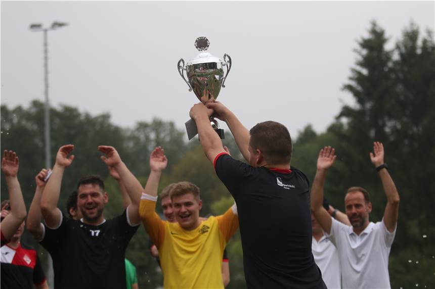 4:1-Sieg im Finale des Hübner-Cups: VfB Lünen holt den Pokal zurück Dietrich Grass jubelt mit den Spielern des VfB Lünen über den Sieg beim 5. Rewe-Hübner-Cup in Cappenberg.