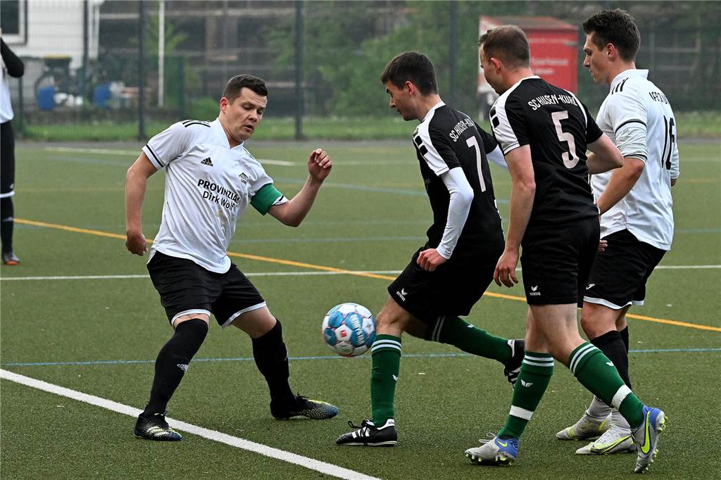 Ehemaliger Spieler der Ersten plötzlich wieder im Kader Dietrich lässt den Gegner Grass futtern.
